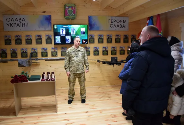 У Луцьку рідним загиблих прикордонників вручили їхні посмертні нагороди (фото)