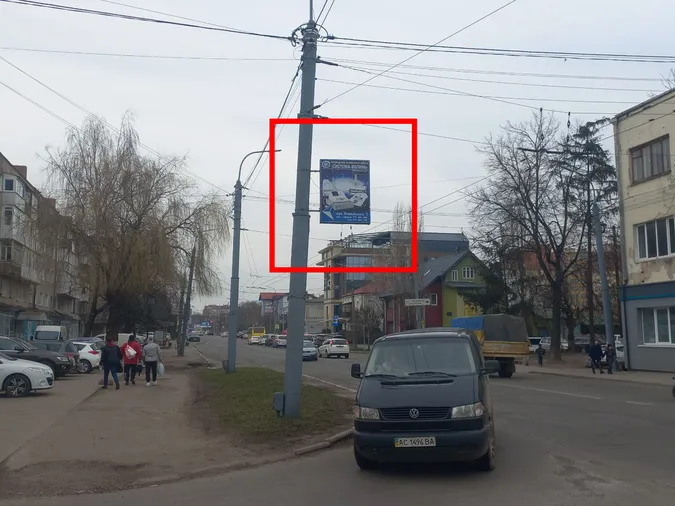У Луцьку знесуть незаконну рекламу «Дяді Піци», «Нашого краю» та барбершопу (фото)