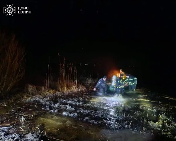 Опинилися в крижаній воді: на Світязі перекинувся човен з рибалками (фото)