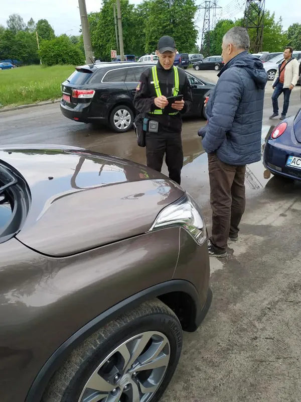 У Луцьку інспектори з паркування провели роз'яснювальну роботу біля Авторинку