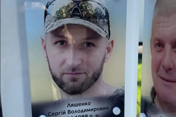 «Місто має знати»: як у Луцьку світлини потрапляють на фотостенд зниклих і полонених бійців