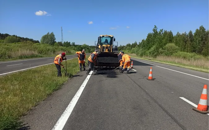 На Волині дорожники «запирскують» вибоїни на трасах (фото)