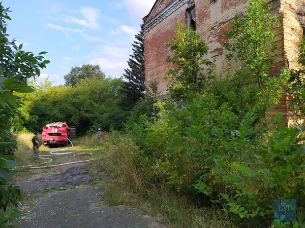 На Волині загорілася колишня казарма танкового полку (фото)
