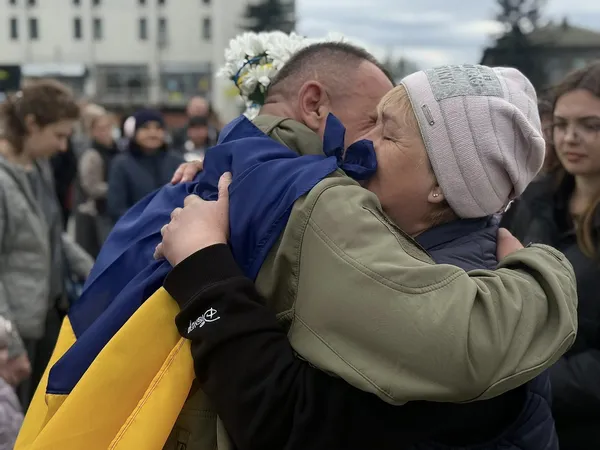 На Волині громада зустріла звільненого з полону Захисника Андрія Жолоба (фото)