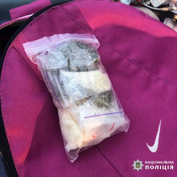 Порушення ПДР: у Луцьку випадково зловили 28-річну наркоторговку (фото)