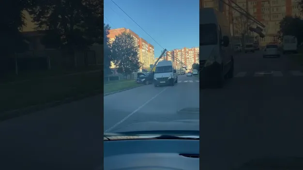 На вулиці Воїнів-афганців у Луцьку водій легковика збив стовп (відео)