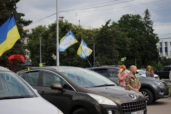 Стільки людей на похоронах давно не було: Луцьк прощався з трьома воїнами (фото, відео)