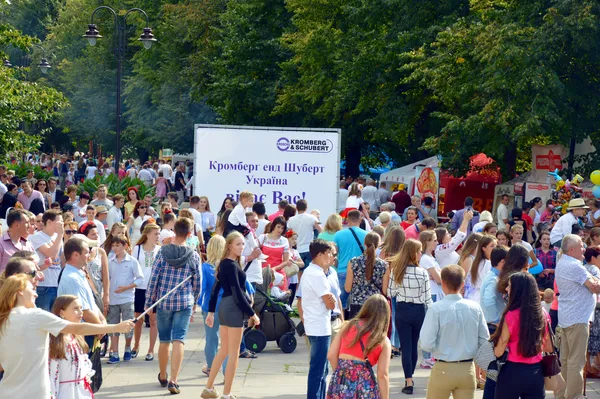 Лучани заполонили центральний парк міста...