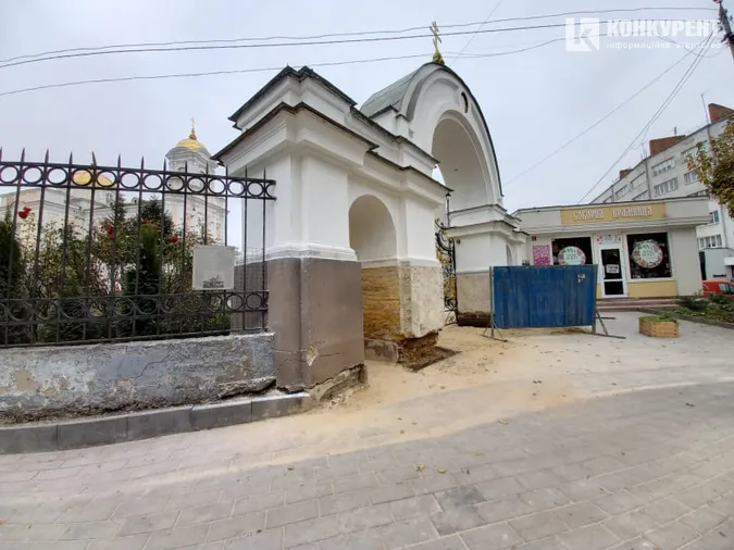 У луцькому соборі реставрують вхідні ворота (фото)