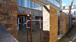 Перед луцьким ЦНАПом "виросла" стіна (фото) 
