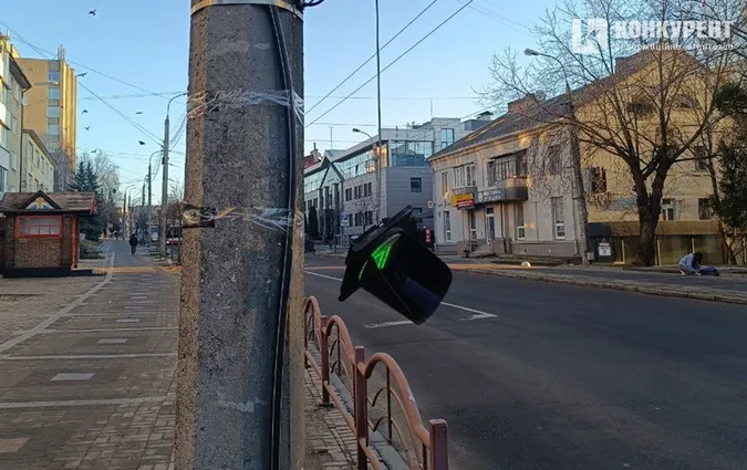 У центрі Луцька відвалився світлофор (фото)