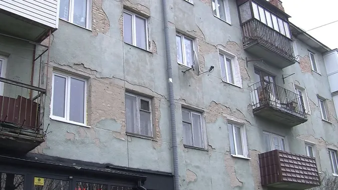Лучани скаржаться на плісняву та тріщини в будинку: що кажуть комунальники (відео)