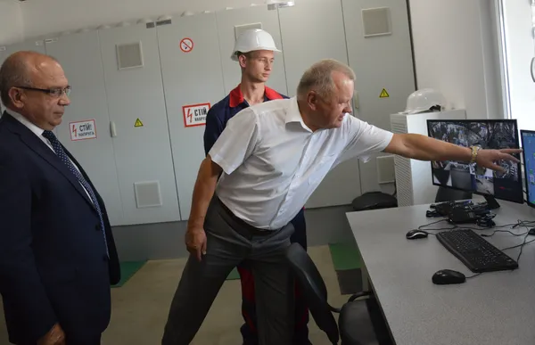 Валерій Діброва показує, як працює  механізм заводу