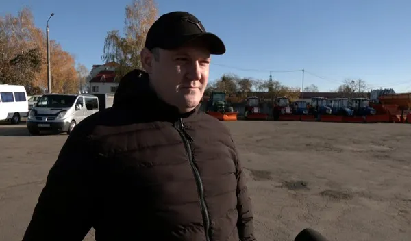 До 5 тонн щодня: як у Луцьку прибирають опале листя (фото, відео)