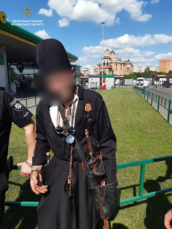 Ділдо, пістолет і георгіївська стрічка: у Луцьку затримали психічно хворого (фото)