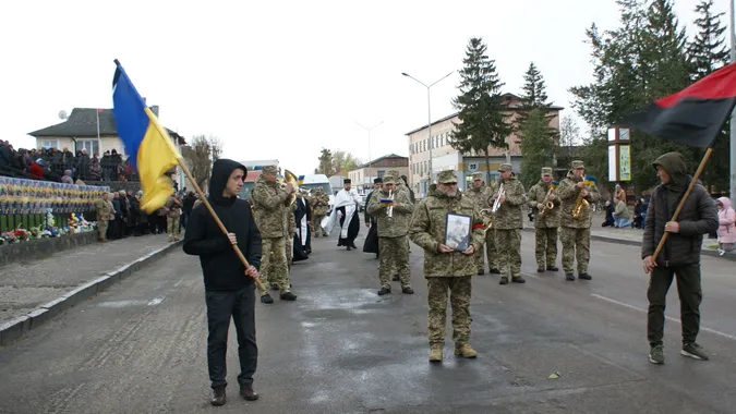 До останнього подиху – за Україну: Рожищенська громада попрощалася з Героєм Сергієм Мандзюком (фото)