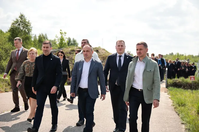 На Волині міжнародна делегація пройшла маршрут, яким українці повертаються з окупації (фото, відео)