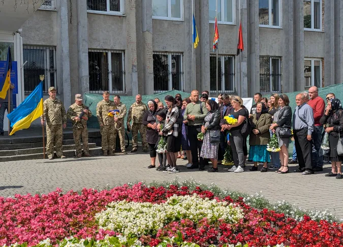 Майже рік вважався зниклим безвісти: Ковель навколішки попрощався з Героєм Віктором Дорощуком