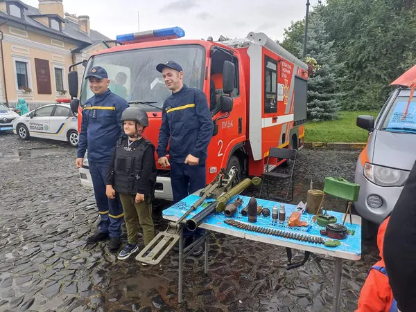 У Луцькому замку сапери ДСНС познайомили дітей зі смертоносними предметами (фото)