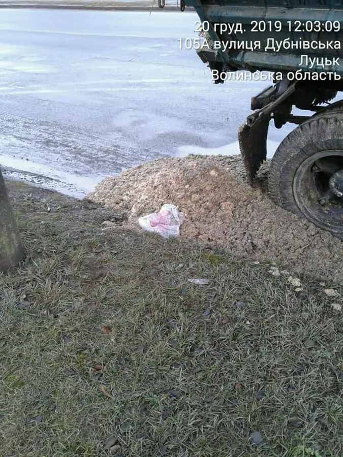 У Луцьку з вантажівки розсипався жом та засмердів усю Дубнівську (фото)