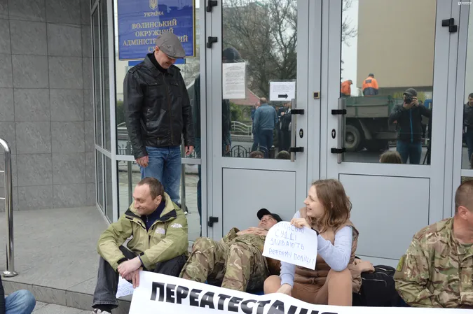 Декому, щоб потрапити до суду, довелося проходити через бічний вхід