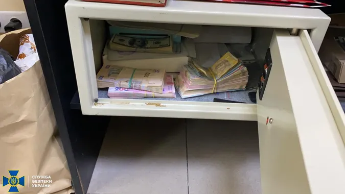 Обіг у декілька сотень мільйонів гривень: у Дніпрі викрили нелегальний конвертаційний центр