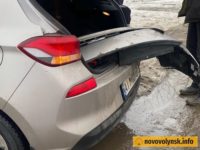 Автівка в кюветі: у Нововолинську не поділили дорогу Volvo і Hyundai (фото)