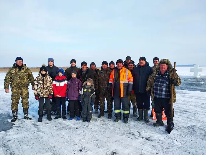Як на Світязі готували ополонку для освячення води (фото)