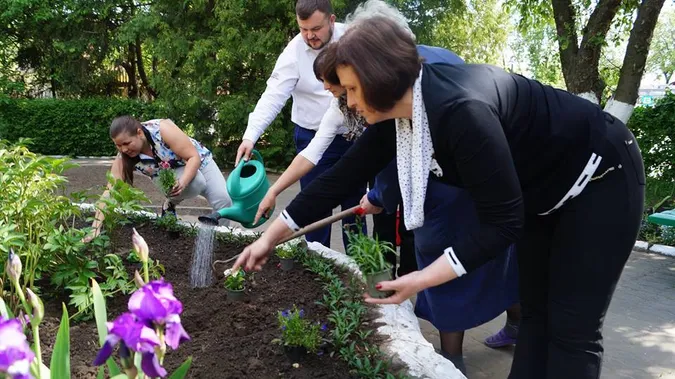 Працівники ЛПЕ змінили «залізяки» на квіти (фото)