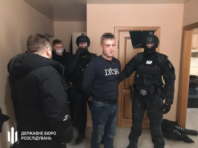 Шантажував вебкам-моделей: як «заробляв» затриманий у Луцьку на хабарі поліцейський (фото, відео)