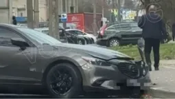 Аж відлетіло колесо: у Луцьку на Конякіна «мазда» влетіла в бордюр  (відео)