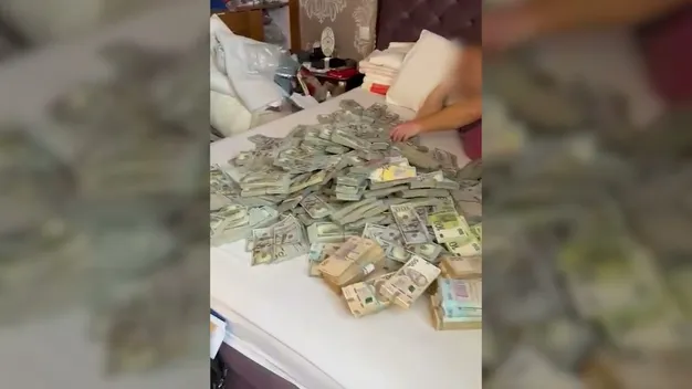 У ліжку з мільйонами: на Хмельниччині викрили багатіїв-посадовців (фото, відео)