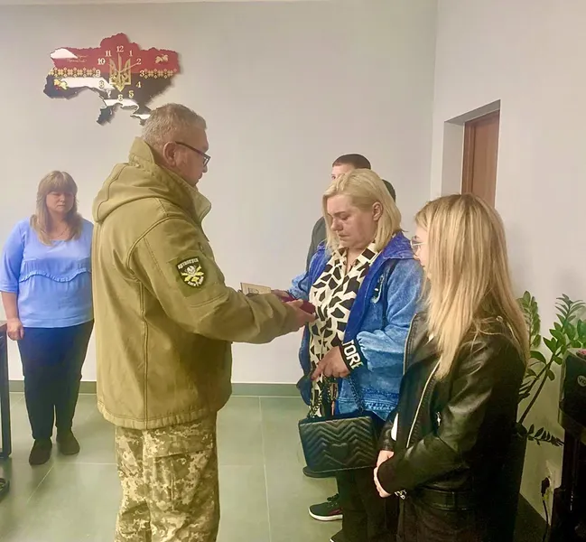 На Волині дружині та дітям загиблого Героя вручили посмертний орден за мужність (фото)