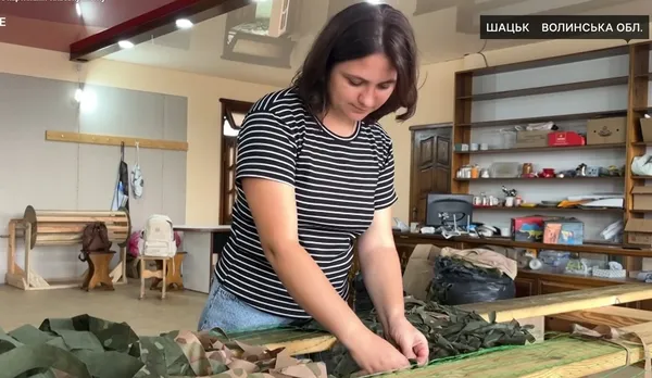 Замість сірих стін – картини: художниця зі Світязя перетворила школу на мистецький простір (фото)