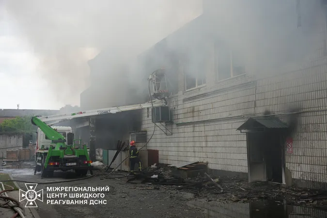 Понад 16 годин приборкували масштабну пожежу на підприємстві в Ромнах (відео)