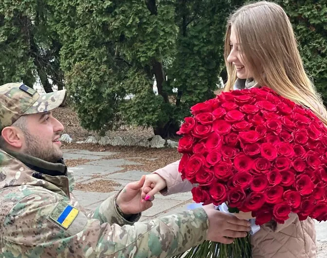 Приїхав на бронеавтомобілі: прикордонник освідчився своїй коханій (фото, відео)