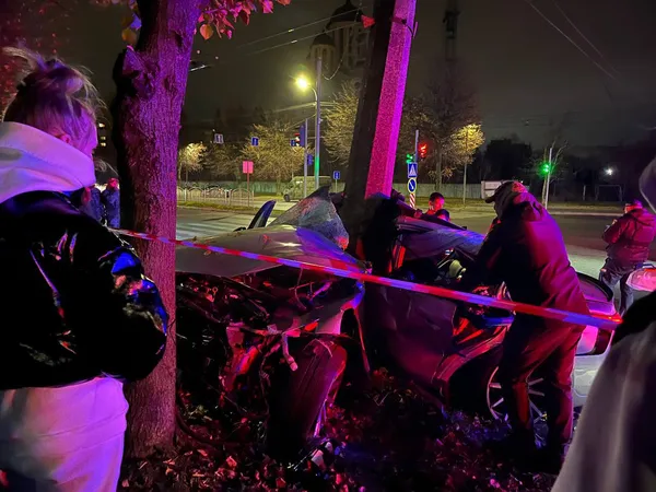 У Луцьку авто на великій швидкості влетіло в стовп (фото, відео)