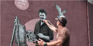 У Луцьку з’явився новий мурал із серії «People of the city» – його герой опинився поруч зі своєю ж роботою (фото, відео)