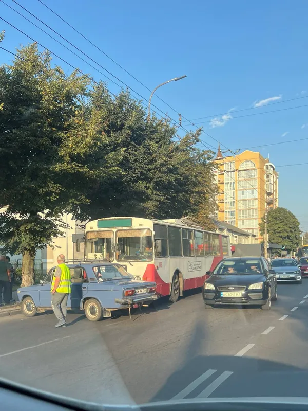 «Жигулі» підрізали тролейбус: у Луцьку – затор на Ковельській (фото)