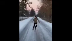 Можна кататися на ковзанах: у селищі на Волині дорога перетворилася на каток (відео)