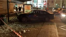 У центрі Львова автомобіль "заїхав" у зупинку з людьми (фото)