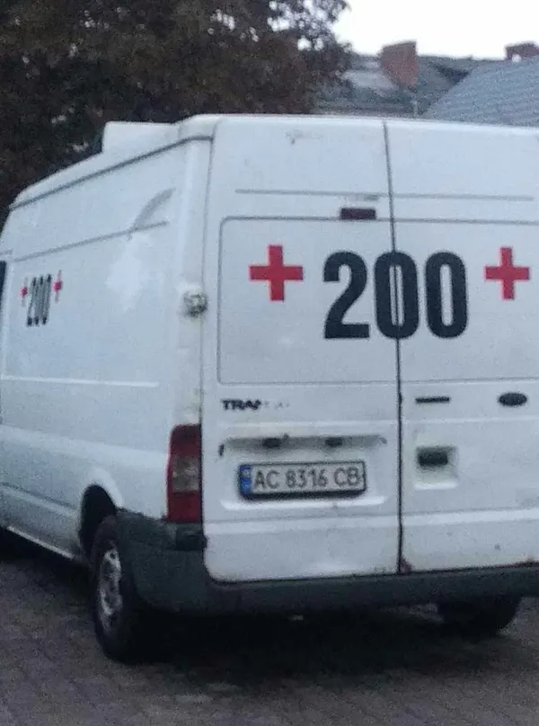 Бус із написом «200» біля кафе у Луцьку обурив жінку (фото)
