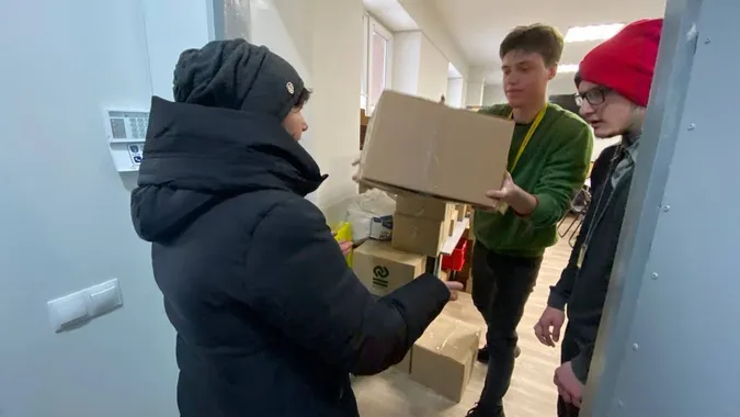 У Луцьку малозабезпеченим родинам роздавали продуктові набори (фото, відео)