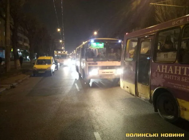 У Луцьку Mercedes влетів у маршрутку (фото)