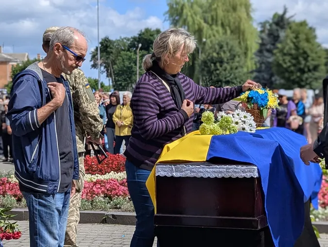 Майже рік вважався зниклим безвісти: Ковель навколішки попрощався з Героєм Віктором Дорощуком