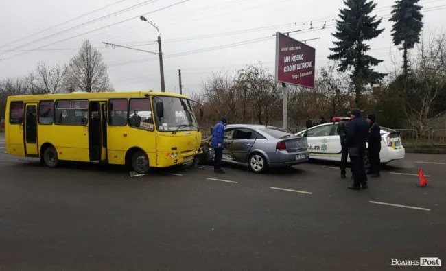 У Луцьку зіткнулися маршрутка і легковик (фото)