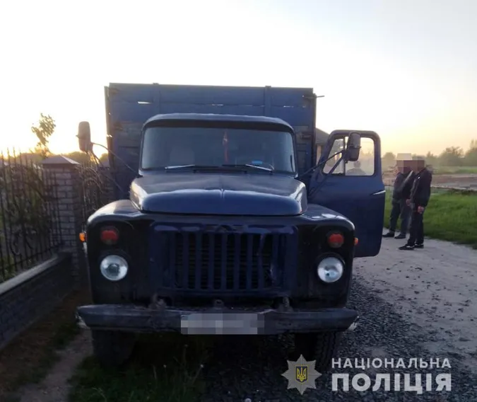 На Волині у водія, який перевозив «ліві» колоди, вилучили вантажівку (фото, відео)