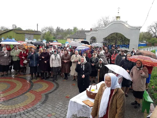 Зачинений храм: понад 200 прихожан УПЦ (МП) у Четвертні на Волині молилися під дощем