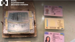 На Волині викрили ділків, які виготовляли і продавали фальшиві водійські посвідчення (фото)