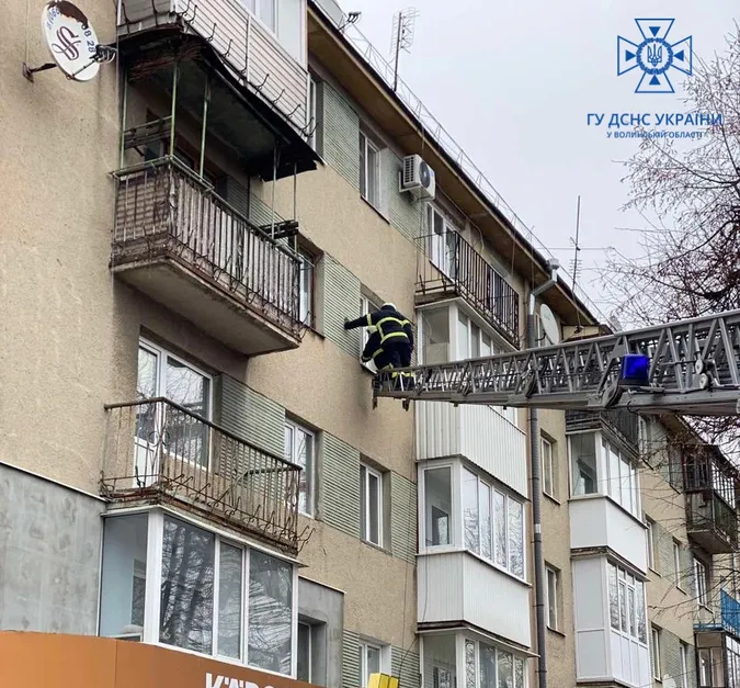 Довго не виходила на зв'язок: луцькі рятувальники визволяли літню жінку з квартири